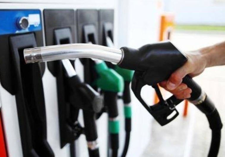 La fuerte caída del petróleo augura un inminente y ligero descenso de los precios de los carburantes