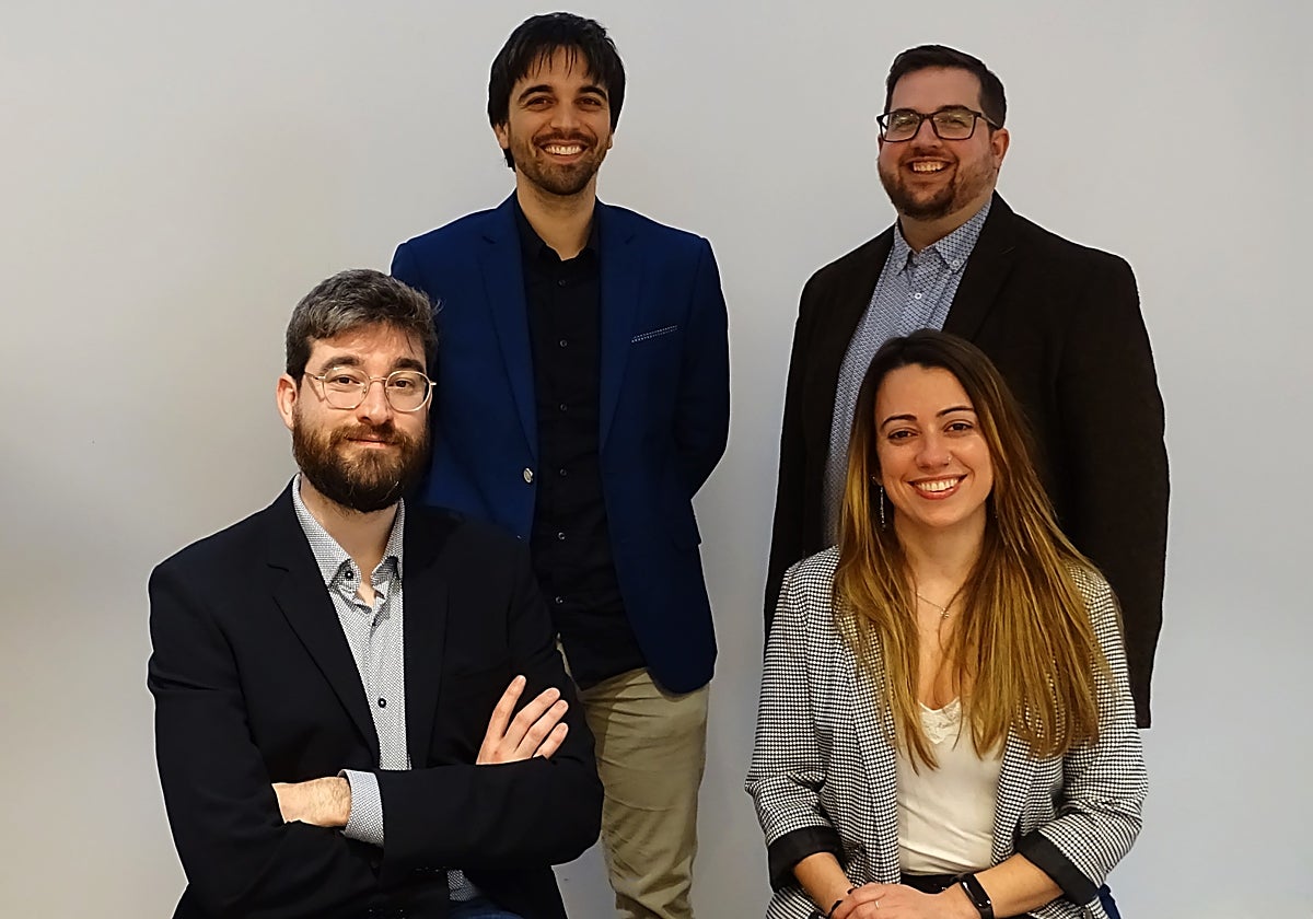 Equipo fundador de Loop Diagnostics, con Enrique Hernández de pie a la derecha