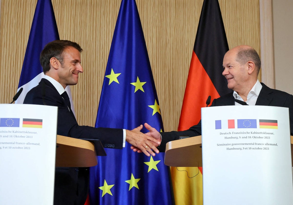 El presidente francés (izq.), Emmanuel Macron, y Olaf Scholz, canciller alemán