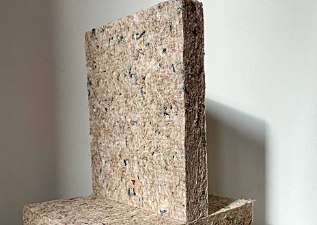 Imagen secundaria 1 - Arriba, Simón González con el material aislante que consigue tras transformar residuos sanitarios. Izquierda, planchas del mismo para instalar en edificios y, derecha, detalles de ese aislante 