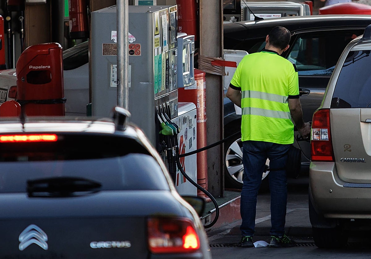 Un hombre echa carburante a su vehículo en una gasolinera