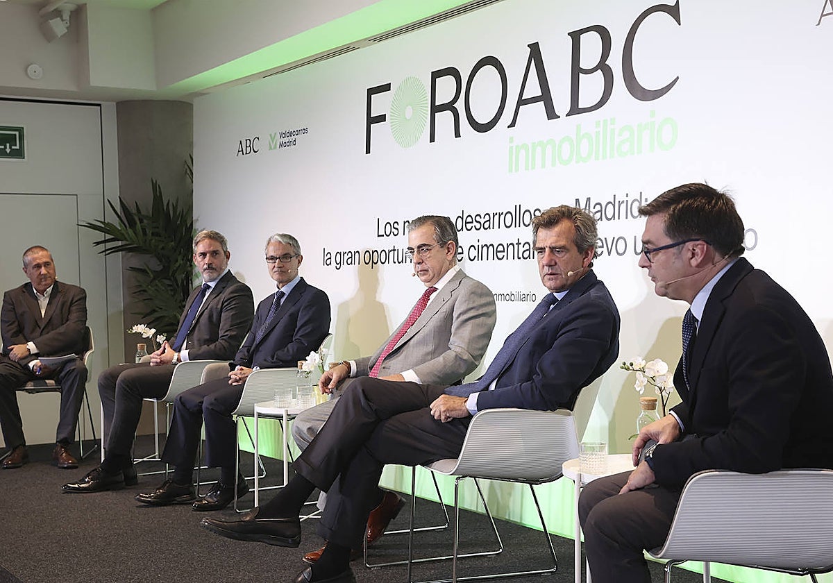 De izquierda a derecha: Alberto Velázquez, moderador del encuentro, con José María García Gómez (Comunidad de Madrid), José María Ortega (Ayuntamiento de Madrid), Luis Roca de Togores (Junta de Compensación de Valdecarros ), David Botín (Aedas Homes) y Álvaro González López (Ayuntamiento de Madrid)