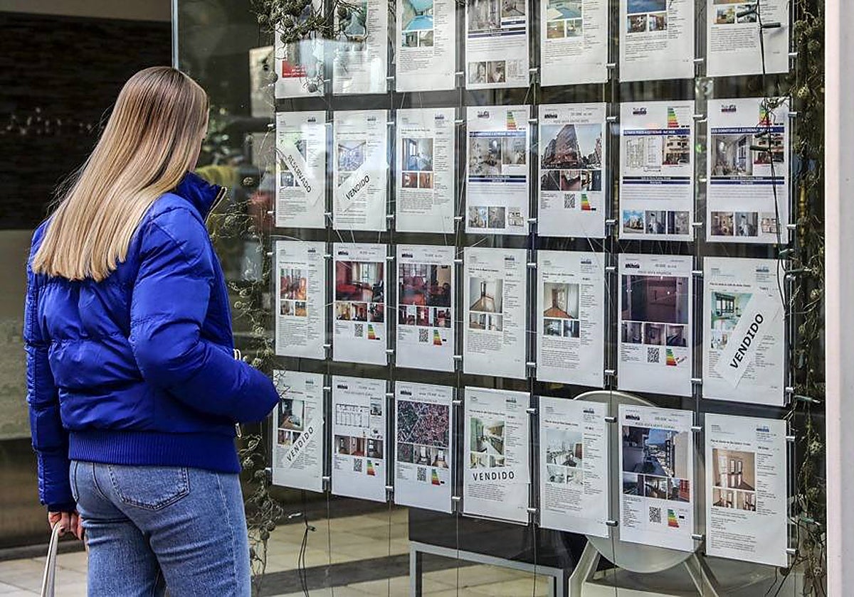 Una mujer en una inmobiliaria del centro de Oviedo