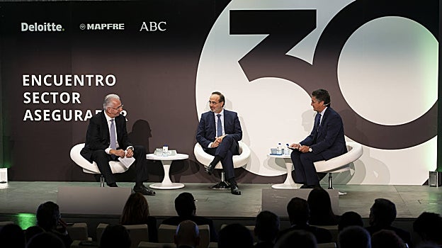 De izq. a dcha.: Javier Murillo, director general de SegurCaixa Adeslas; Andrés Romero, consejero director general de Santalucía; y Joan Pere Salom, socio de Deloitte
