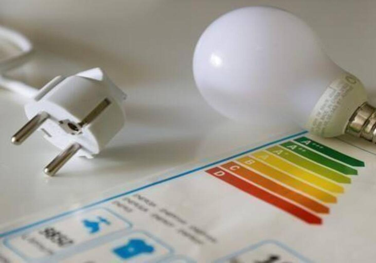 La luz costará hoy solo unos pocos céntimos entre las 14 y las 18 horas