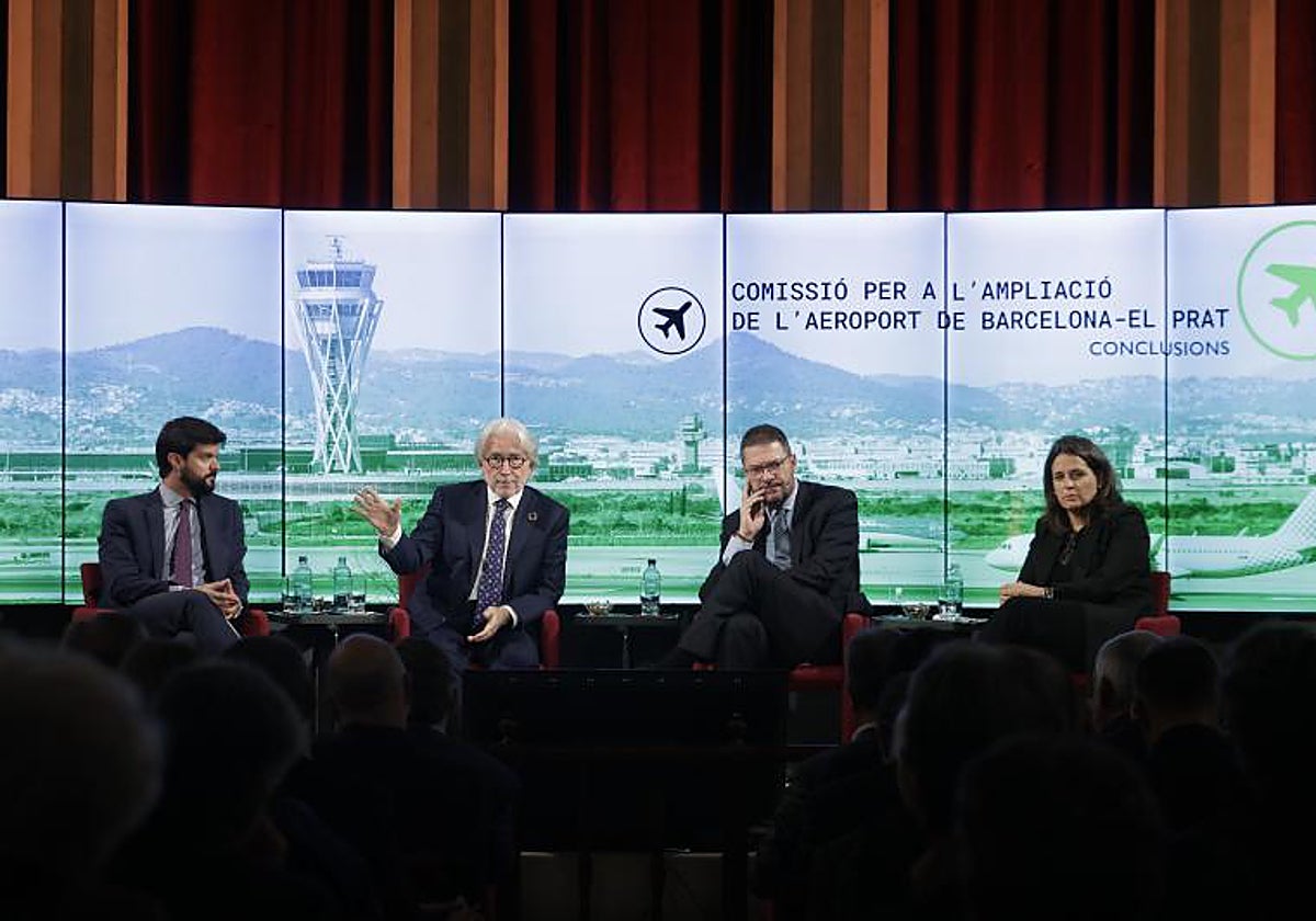 El presidente de la patronal Fomento, Josep Sánchez Llibre (2i); el presidente de la Unión Federaciones Deportivas Catalunya (UFEC) Gerard Esteva (i); el presidente de la Comisión para la ampliación del Aeropuerto de Barcelona Lluis Moreno (2d) y la Dra. Ingeniera de Caminos, Directora de Desarrollo Esteyco Imma Estrada, durante la presentación de los proyectos