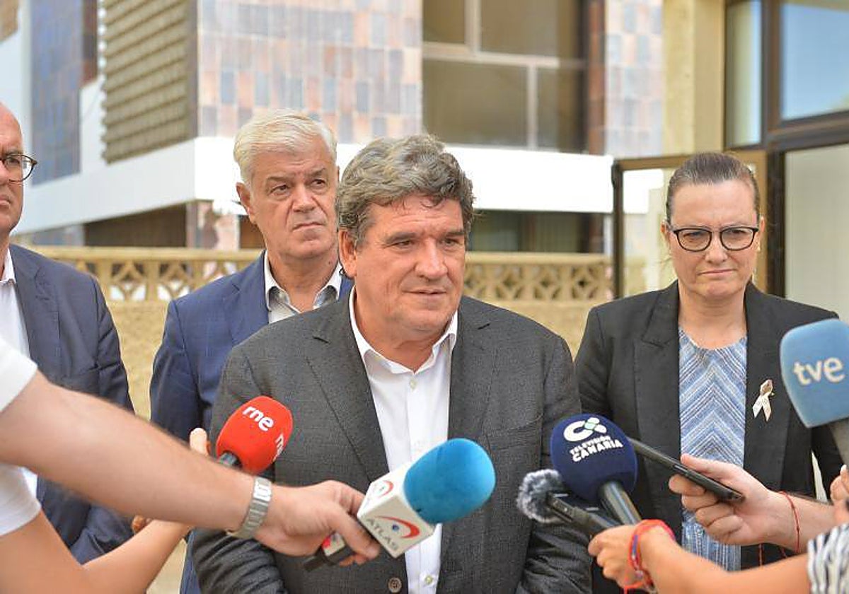 El ministro de Seguridad Social, José Luis Escrivá, atiende a los medios en su visita a la isla de El Hierro
