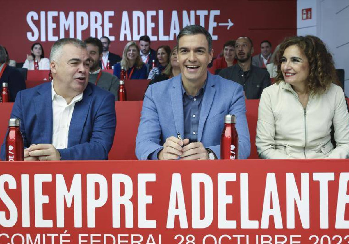 El presidente del Gobierno en funciones y líder socialista Pedro Sánchez (c) junto a la vicesecretaria general María Jesús Montero (d) y el secretario de Organización, Santos Cerdán durante la reunión de Comité Federal del PSOE