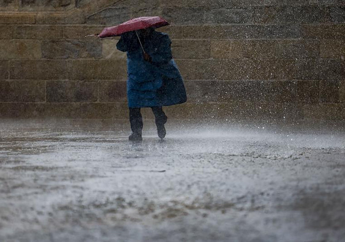 Un peregrino, en la plaza del Obradoiro en Santiago