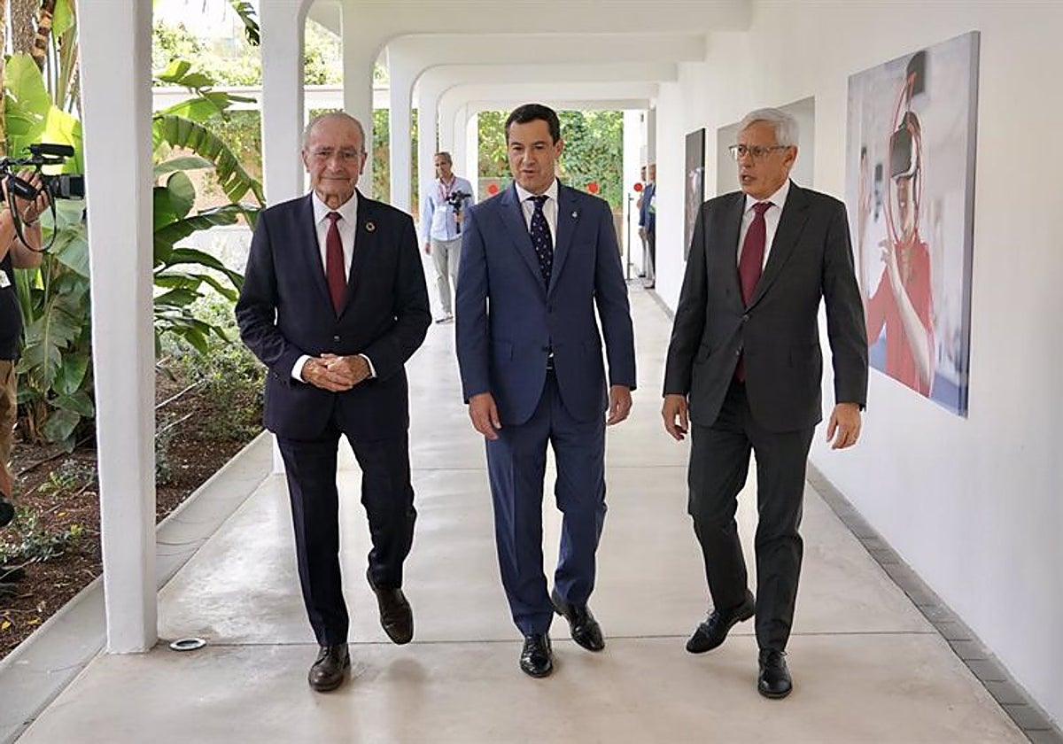 El alcalde de Málaga, el presidente de la Junta y el presidente de Vodafone, de izquierda a derecha