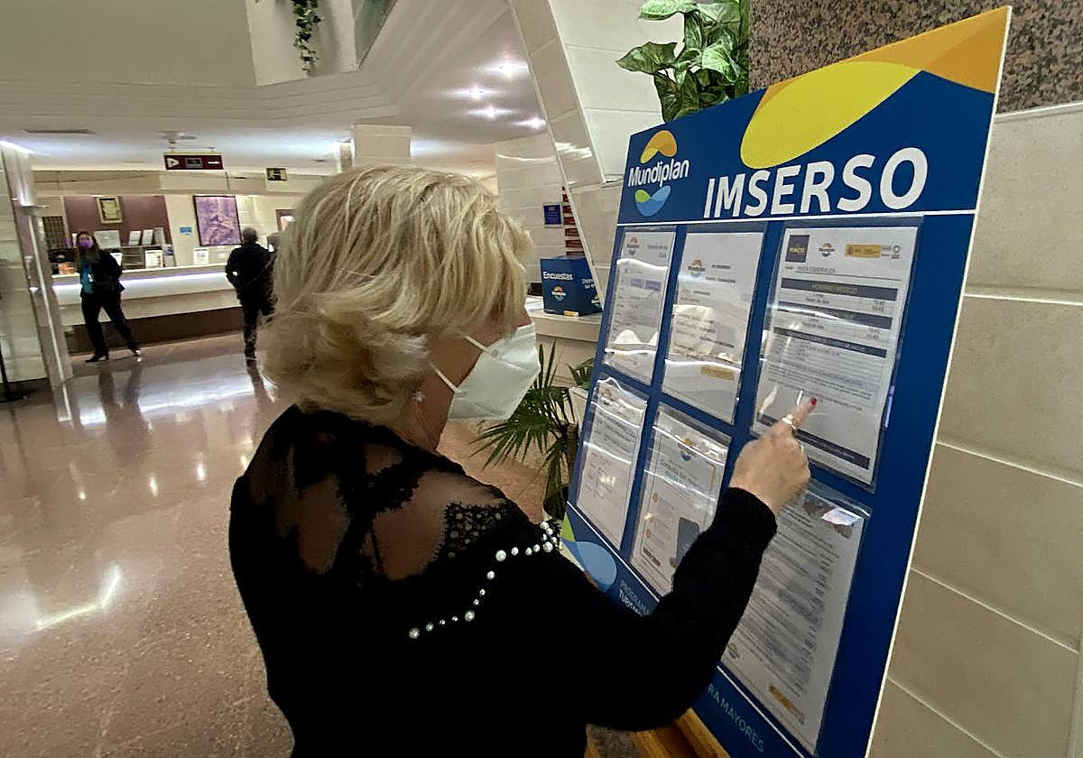 Una mujer durante un viaje del Imserso en un hotel de la Comunidad Valenciana