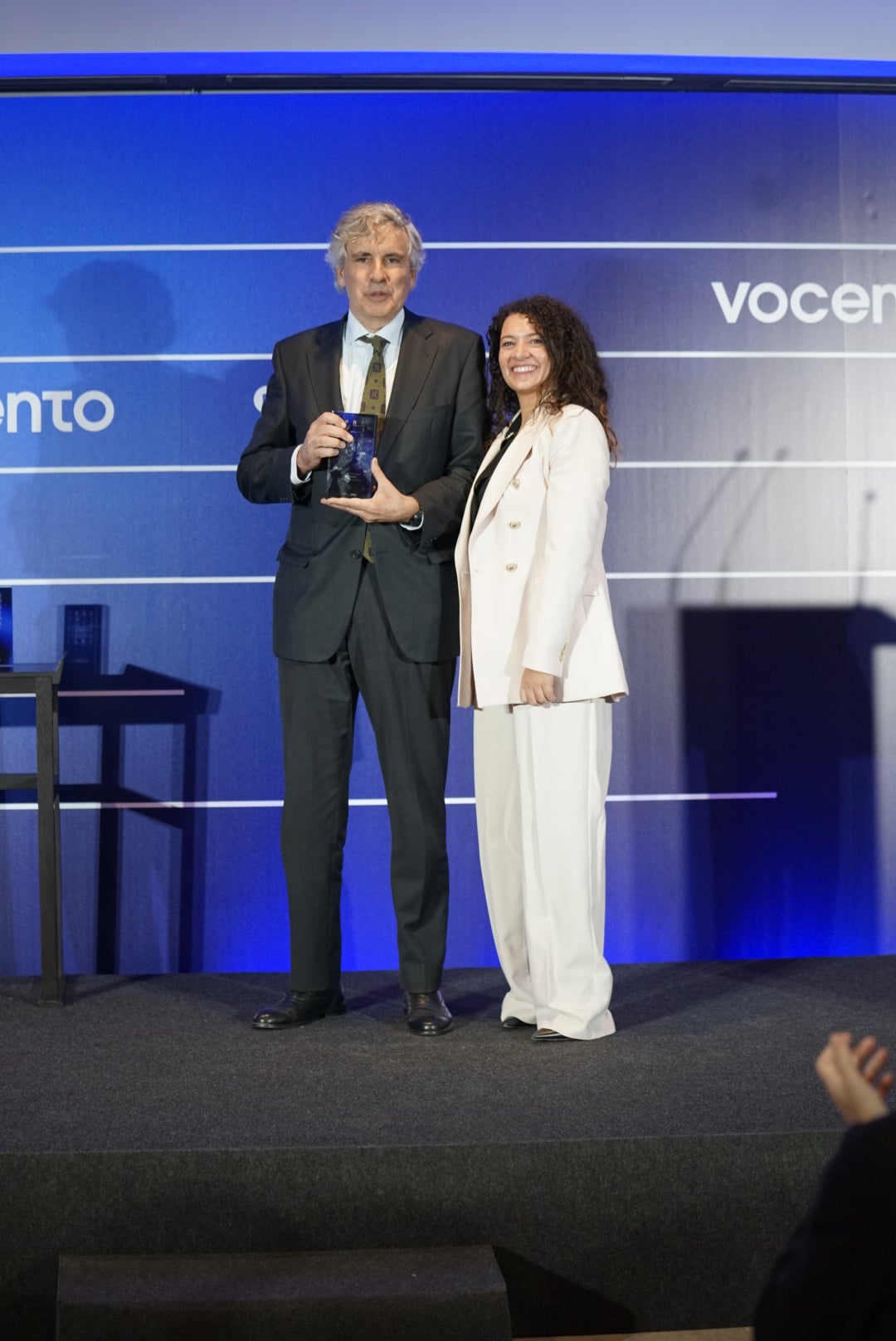 Iván Maura, Director de Expansión y Desarrollo de Negocio de Movilidad en Acciona, recoge el Premio Empresarial Vocento a la Empresa Revelación, de manos de Lorena Rodríguez Barreal, Directora General de Recursos Humanos y Organización de Vocento.