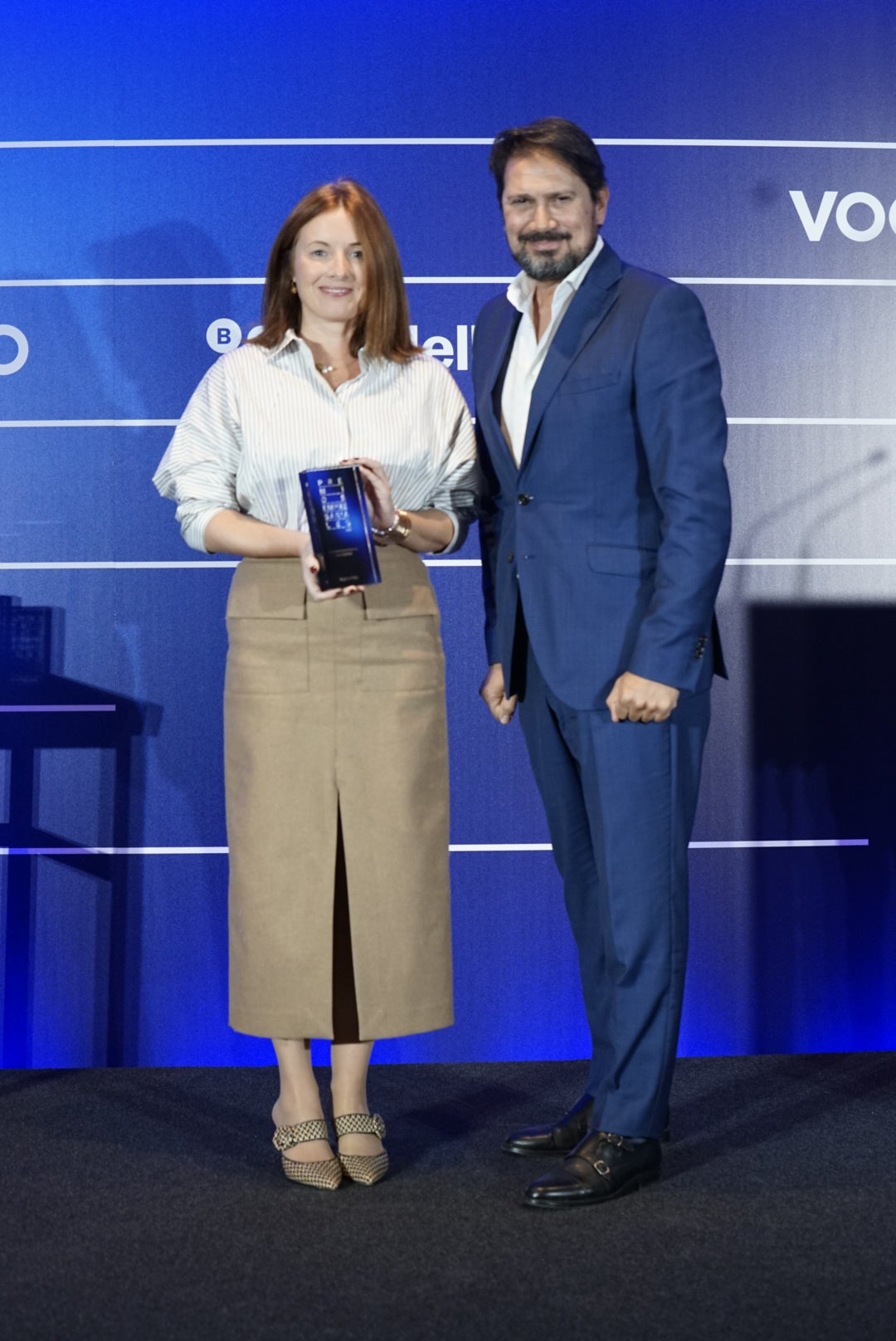 Doris Casares, CCO de Grupo Iberostar, recibe el Premio Empresarial Vocento a la Sostenibilidad Ambiental de manos de Roberto de Celis, Director de Negocio Digital de Vocento.