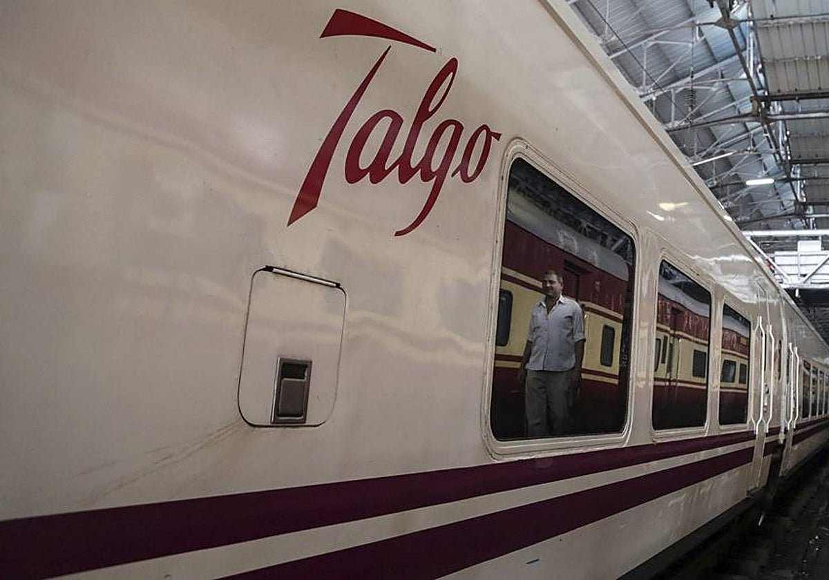 Uno de los trenes de la empresa española Talgo a su llegada a la estación central de Bombay