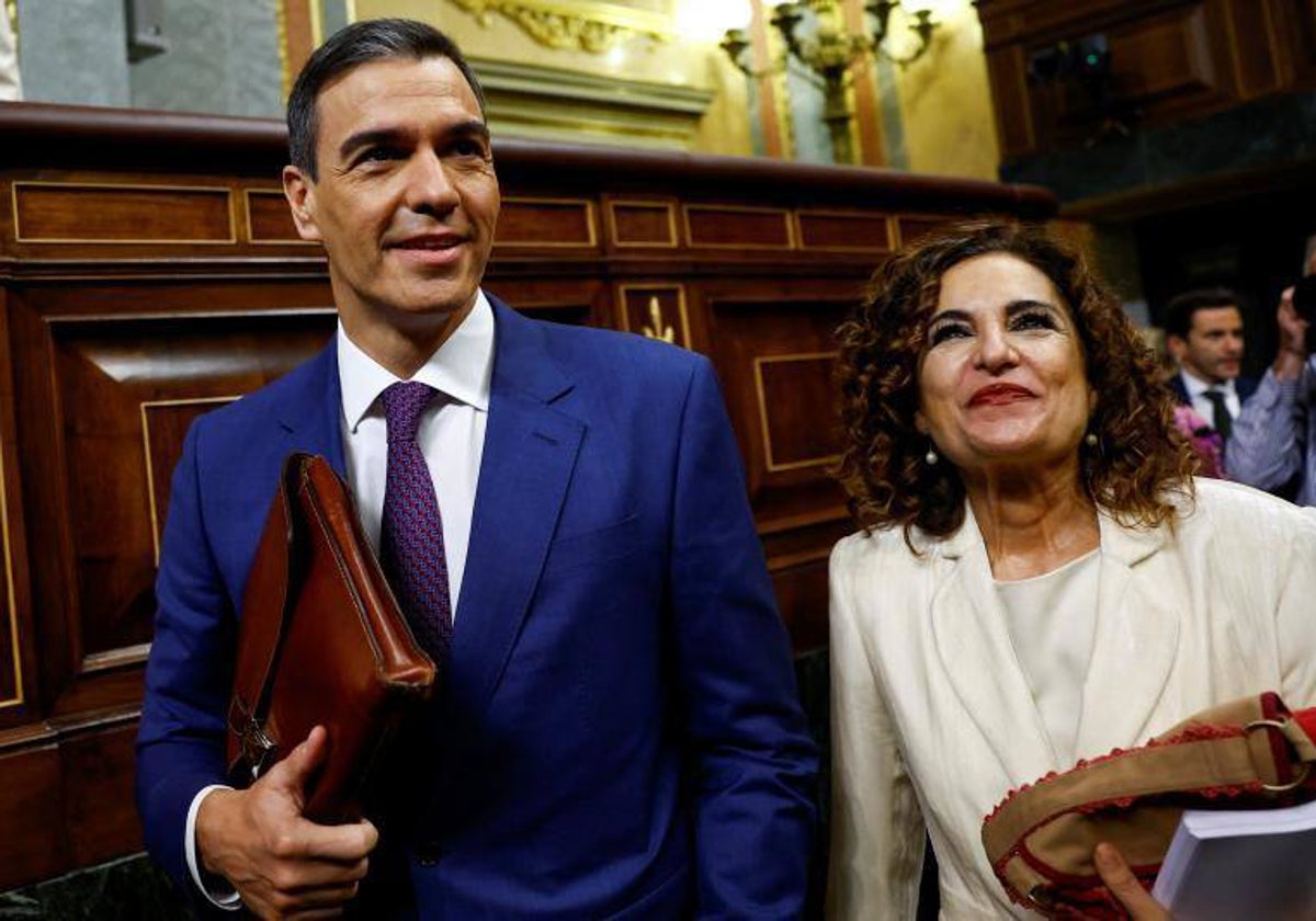 La nueva vicepresidenta cuarta del Gobierno, María Jesús Montero, junto a Pedro Sánchez