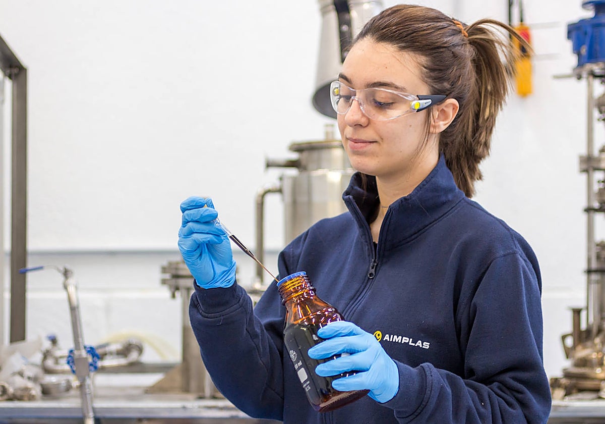 Una investigadora de Aimplas sostiene el aceite pirolítico que se utiliza en las formulaciones de nuevos plásticos.