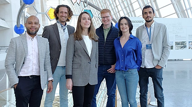 Parte del equipo de ADNTRO, que realiza tests de ADN con una muestra de saliva