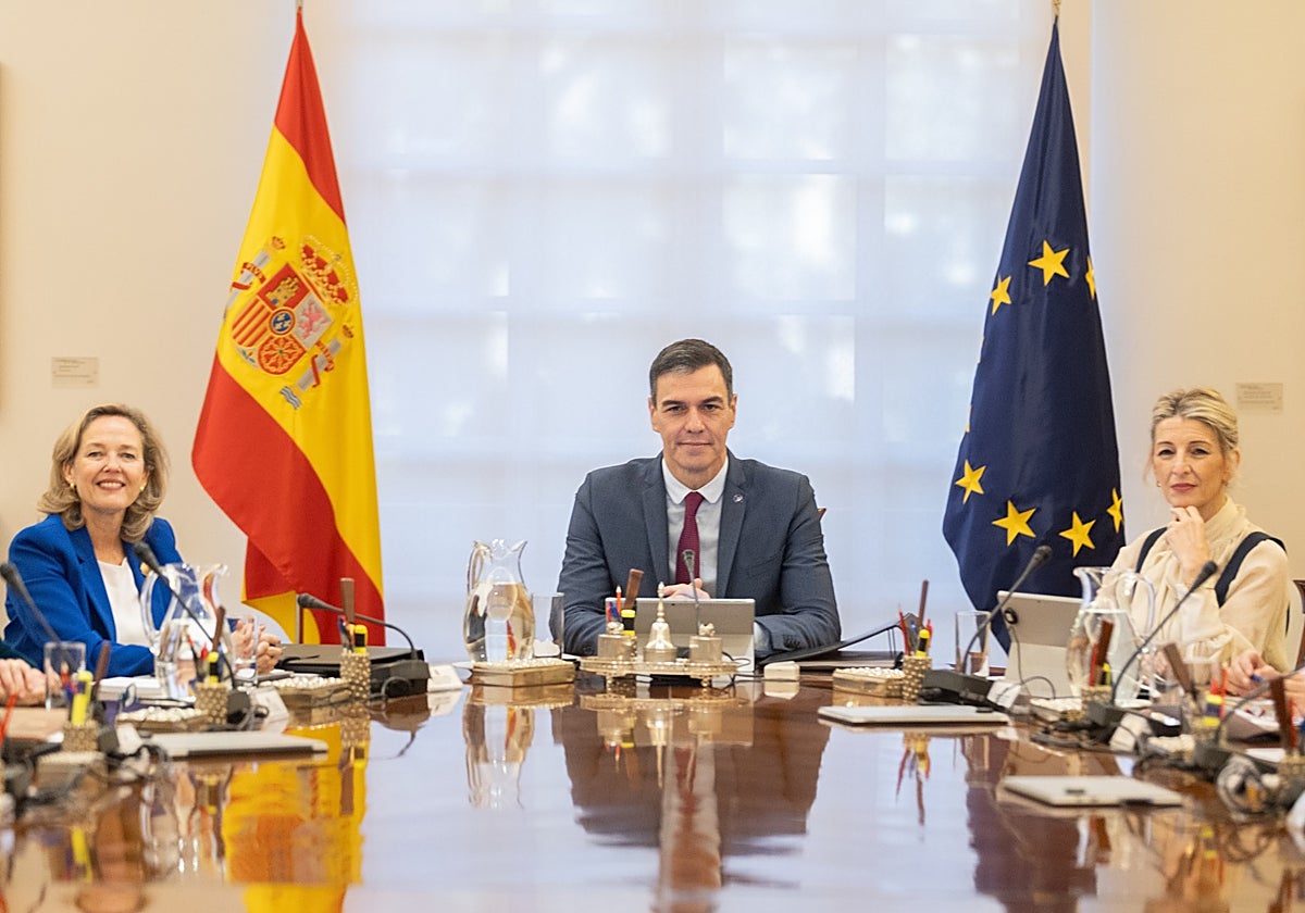 La vicepresidenta primera y ministra de Asuntos Económicos, Nadia Calviño; el presidente del Gobierno, Pedro Sánchez; y la vicepresidenta segunda y ministra de Trabajo y Economía Social, Yolanda Díaz