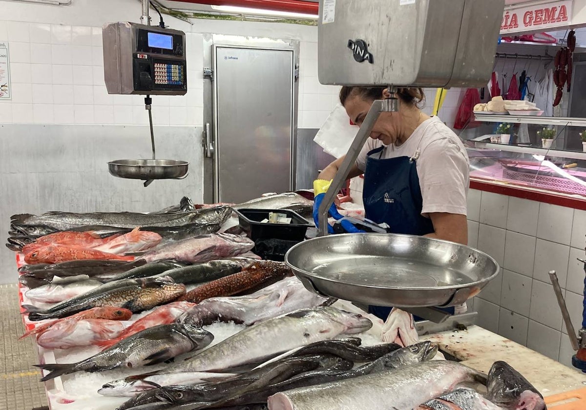 El puesto de una pescadería en un mercado