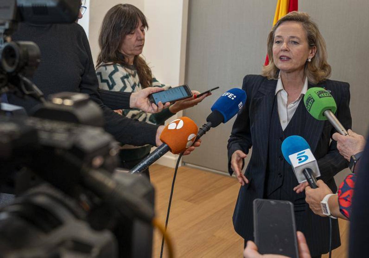 La vicepresidenta atiende a los medios en la Oficina Comercial de España en Nueva York