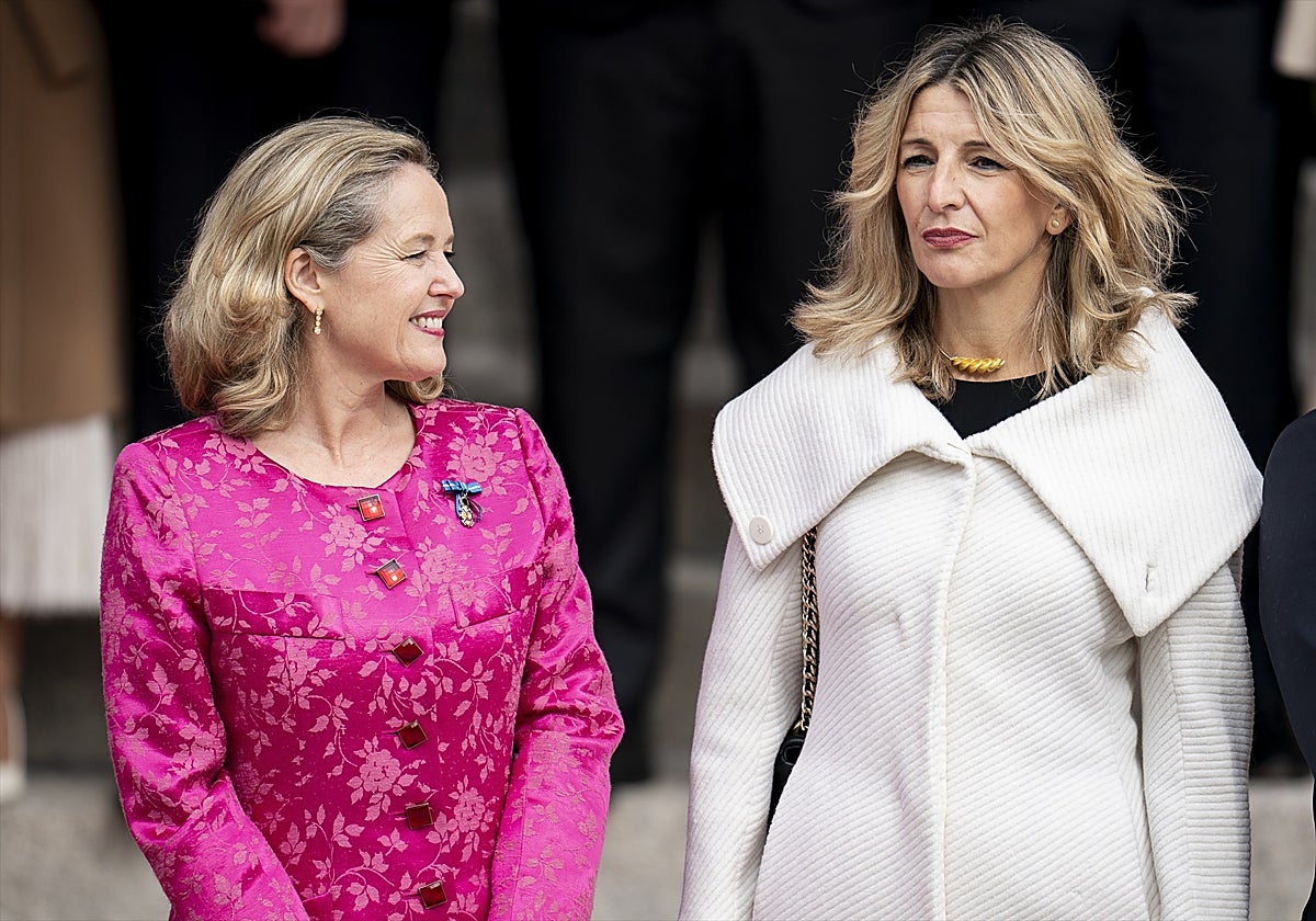 La vicepresidenta y ministra de Economía, Nadia Calviño y su homóloga y ministra de Trabajo, Yolanda Díaz