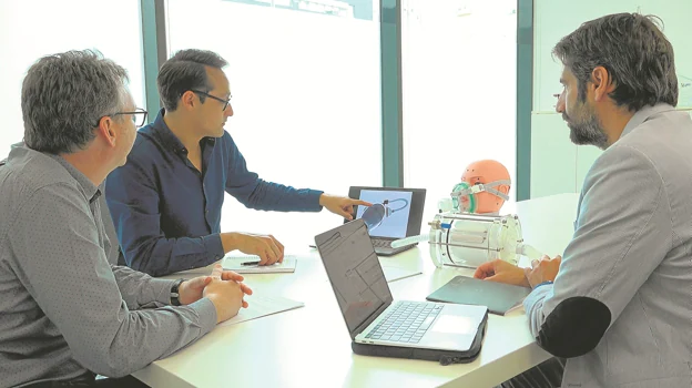 Julio Díaz (CTO), Xavier Castells (CEO) y Marc Bausili (expert commitee), de Dipneo, en una reunión de definición para el desarrollo del prototipo comercial de su dispositivo médico autónomo