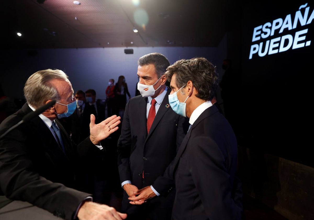 Isidro Fainé (izq.), presidente de la Fundación 'la Caixa', junto al presidente del Gobierno, Pedro Sánchez, y el presidente de Telefónica, José María Álvarez-Pallete