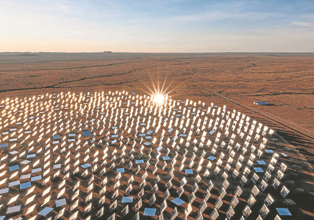 Una imagen de la emblemática planta termosolar 'Xina Solar One', de 100 megavatios (MW), que la compañía española Abengoa construyó y gestionó en Sudáfrica