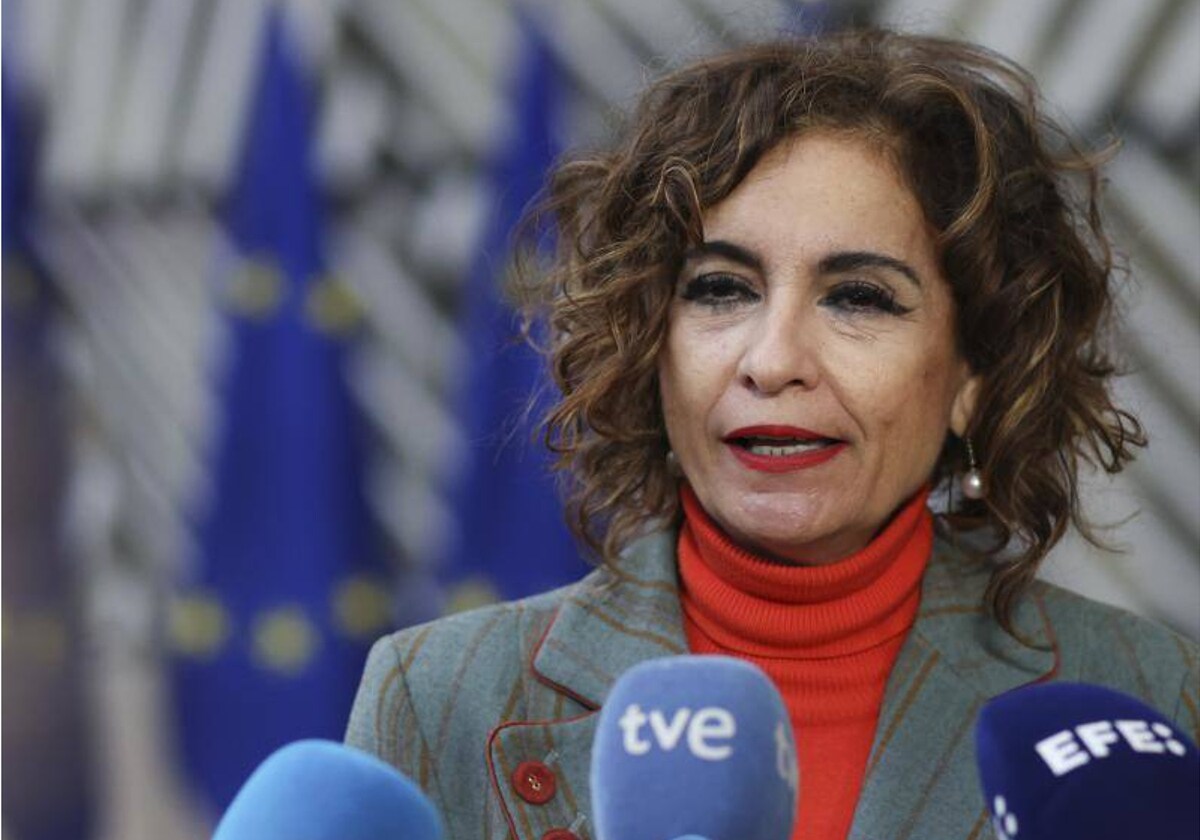 La ministra de Hacienda, María Jesús Montero, atiende a los medios en su reciente visita a Bruselas