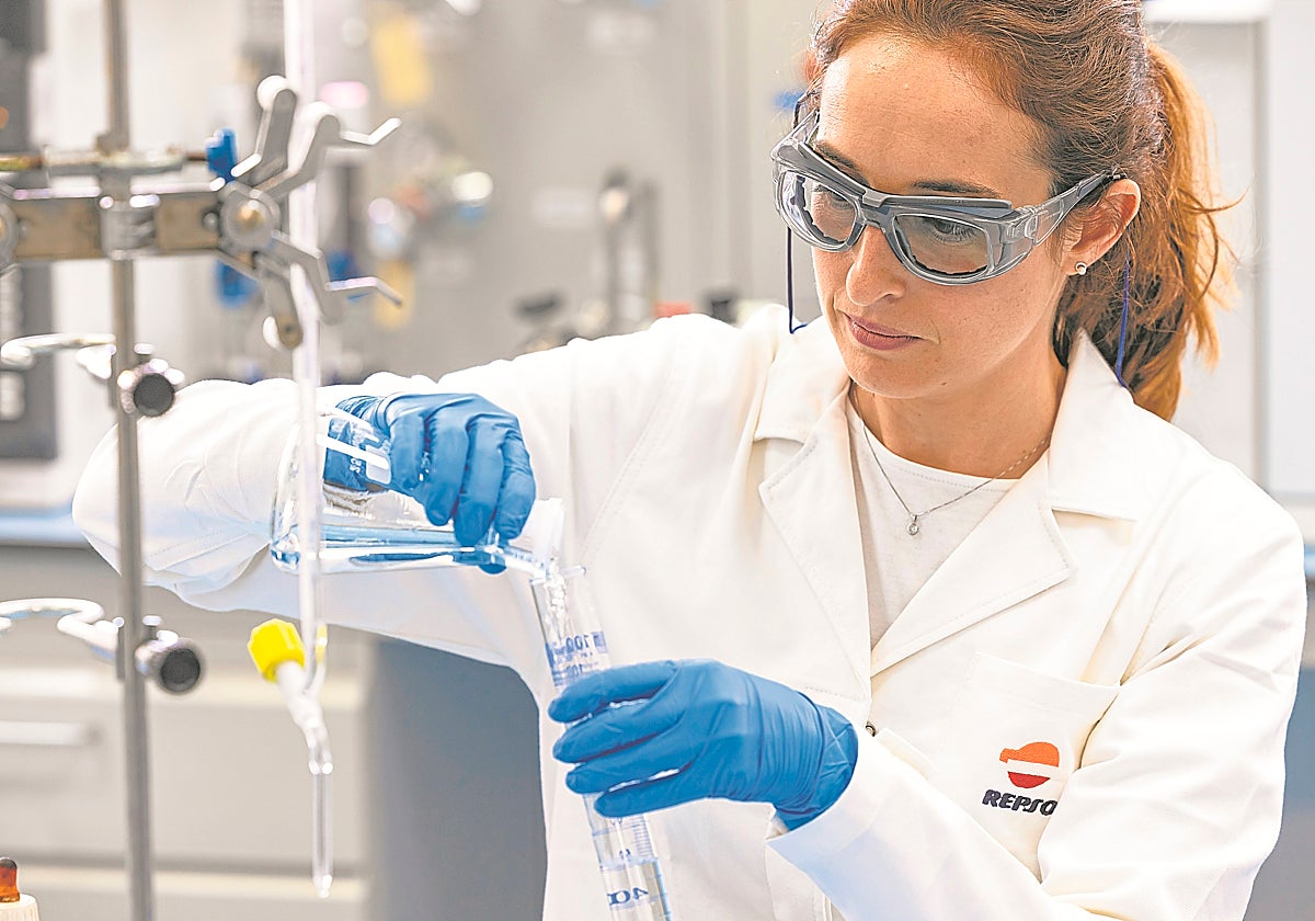 250 científicos trabajan en el gran centro de innovación de Repsol, ubicado en la localidad madrileña de Móstoles, un auténtico epicentro de la reinvención energética