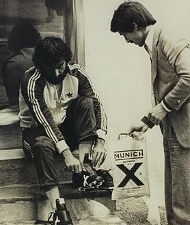 Imagen secundaria 2 - Arriba, Luis Berneda, fundador de la empresa Munich, fue el primero en hacer botas de fútbol sala en España. Sobre estas líneas, dos imágenes publicitarias de la marca. 