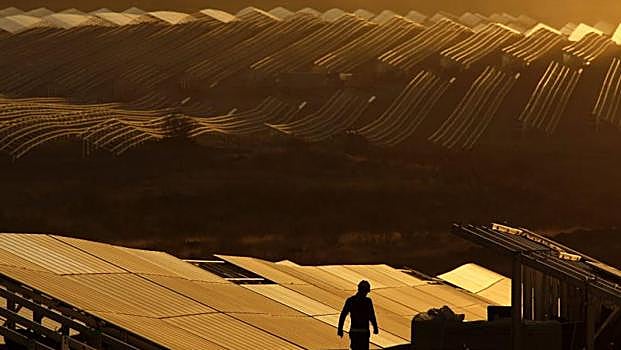 La planta se compone de más de 1,4 millones de paneles solares