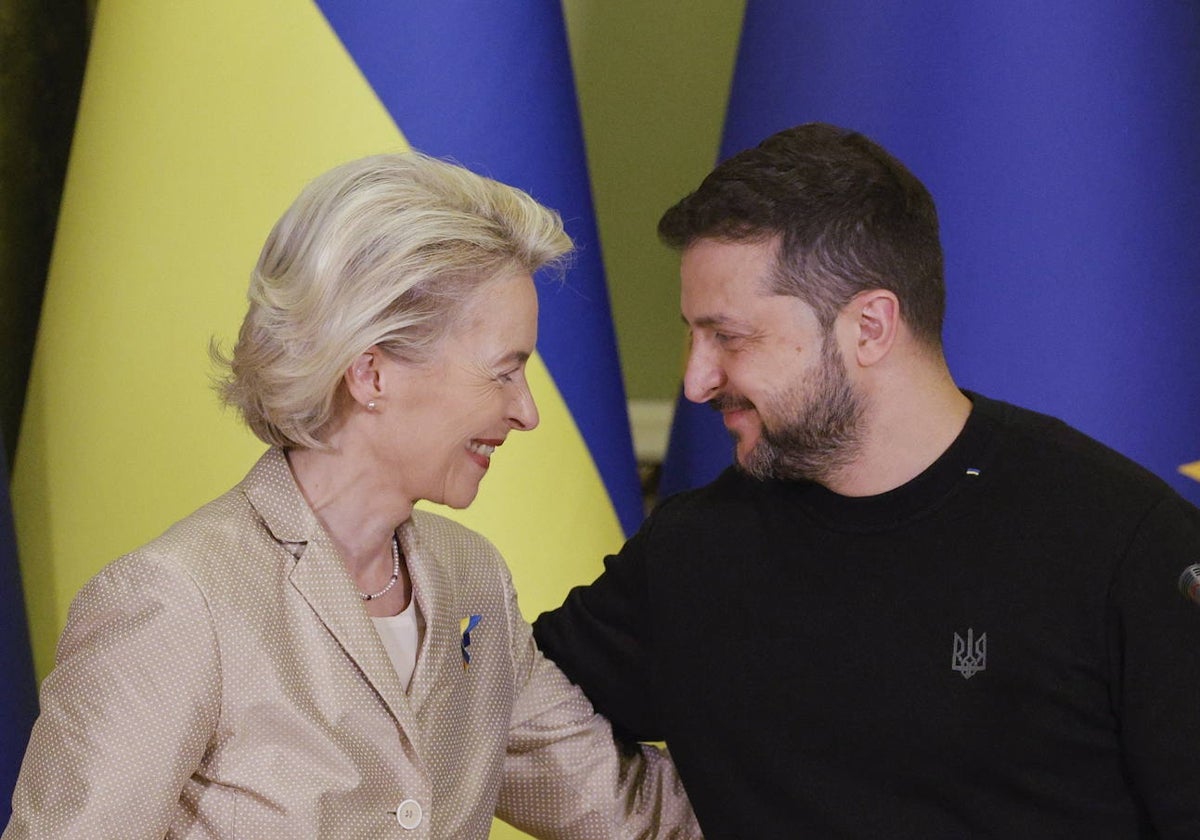 La presidenta de la Comisión Europea, Ursula von der Leyen, junto al presidente de Ucrania, Volodímir Zelenski,