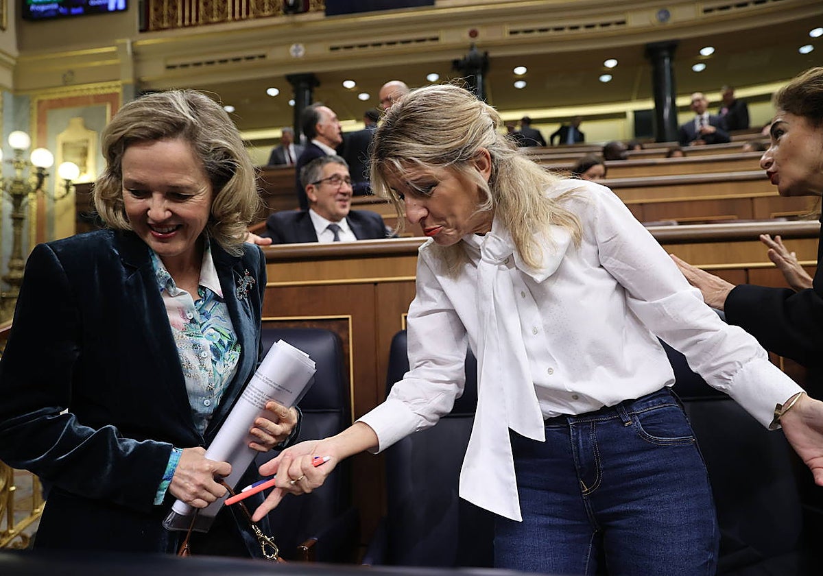 Nadia Calviño (izq.), vicepresidenta primera, y Yolanda Díaz, vicepresidenta segunda