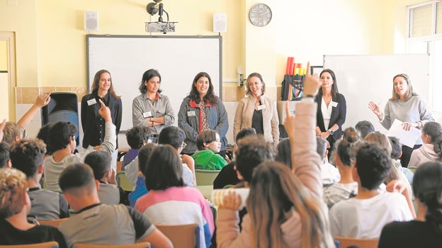 Los más pequeños son protagonistas indiscutibles de este tipo de actuaciones. Un ejemplo son las sesiones de paneles inspiradores con los que la Fundación Cepsa y la Fundación Inspiring Girls trabajan en los institutos para despertar la ambición profesional de las niñas, así como sus expectativas laborales, gracias al testimonio de mujeres voluntarias de todos los sectores