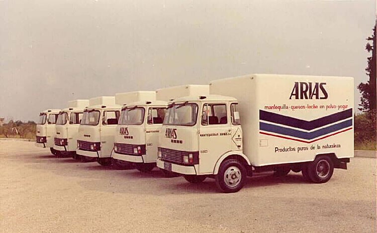 Imagen principal - Arriba, camiones de reparto. Abajo, dos carteles de la campaña publicitaria de Arias, donde explicaban: «Pida siempre esta marca es la única que lleva la fecha en que ha sido fabricada»
