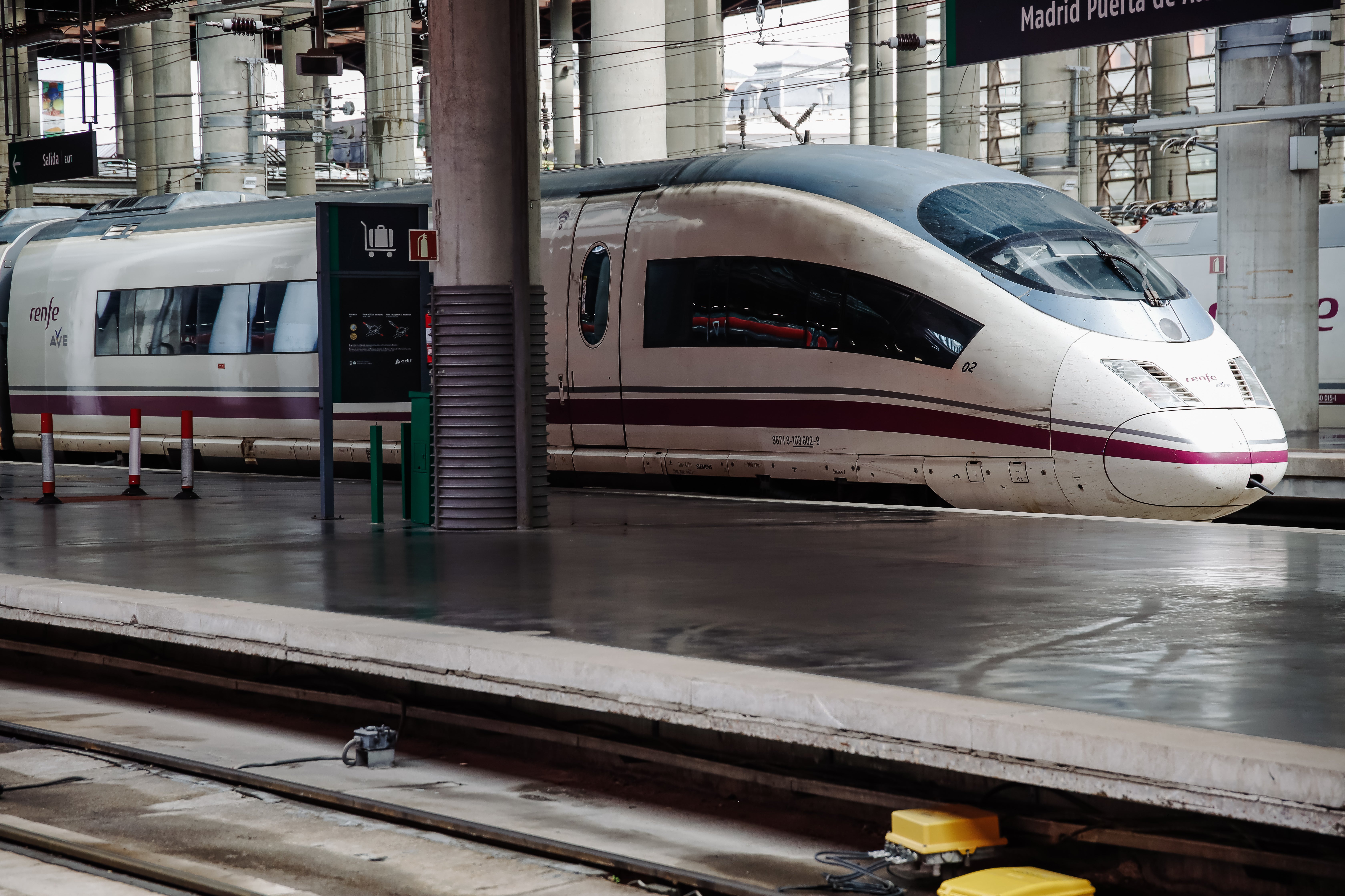 Un tren ave estacionado en la Atocha
