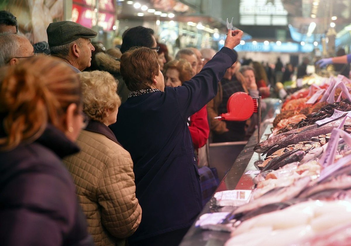 Varias personas esperan a ser atendidas en una pescadería