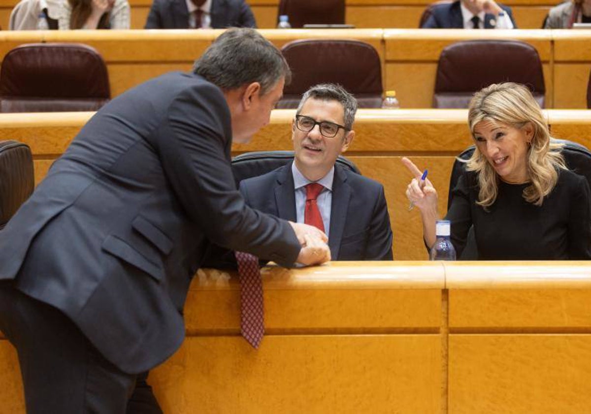 El portavoz del PNV en el Congreso, Aitor Esteban; el ministro de la Presidencia, Relaciones con las Cortes y Justicia, Félix Bolaños y la vicepresidenta segunda y ministra de Trabajo, Yolanda Díaz, durante un pleno del Congreso de los Diputados