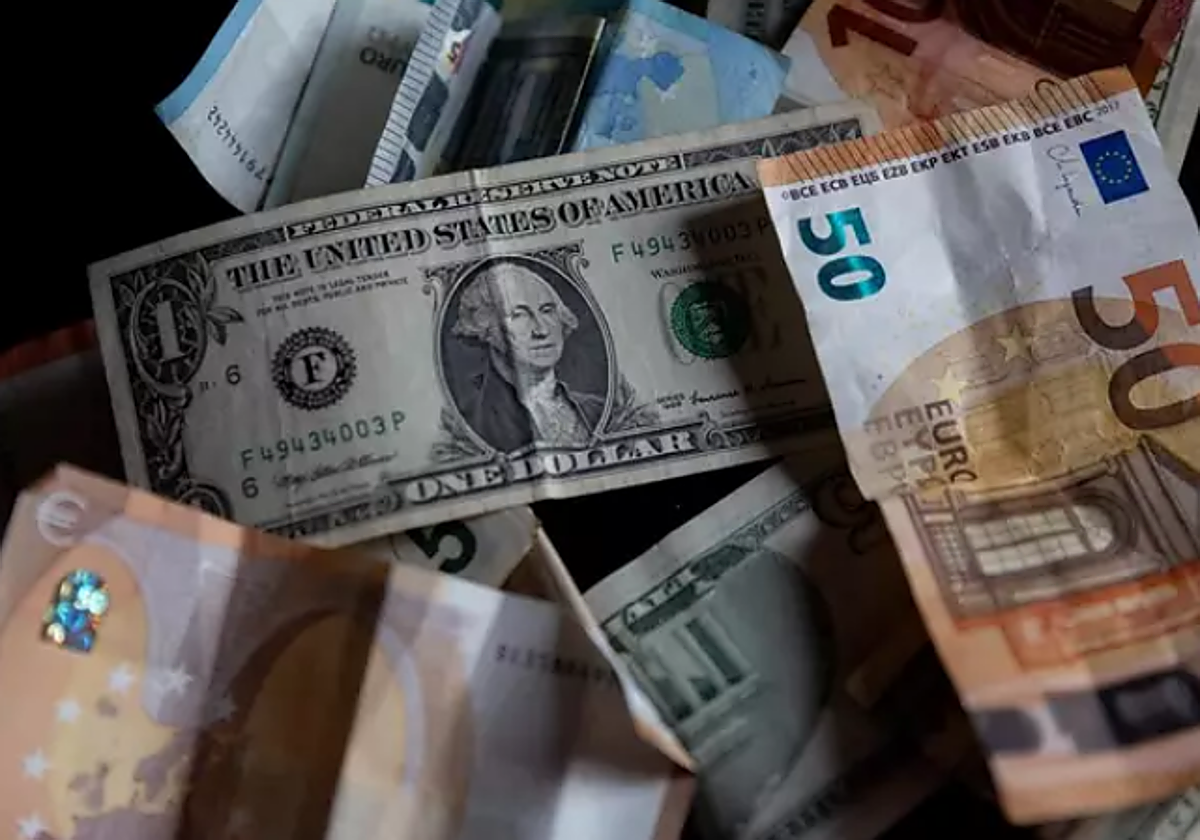 Billetes de dólar y euro