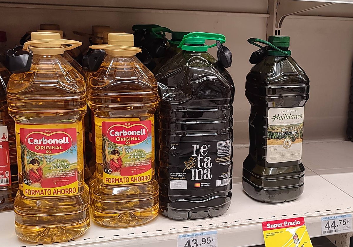 Botellas de aceite alarmadas en un supermercado