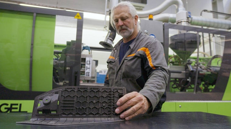 Los ingenieros de la americana Ford han llegado a hacer prototipos de piezas para reposapiés y partes del maletero del automóvil (en la imagen) con un 40% de fibras naturales obtenidas de restos de hojas y ramas desechadas de las cosechas de la aceitunas