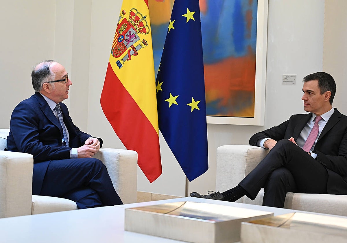 El presidente del Gobierno, Pedro Sánchez, en una reunióncon el consejero delegado del IAG, Luis Gallego