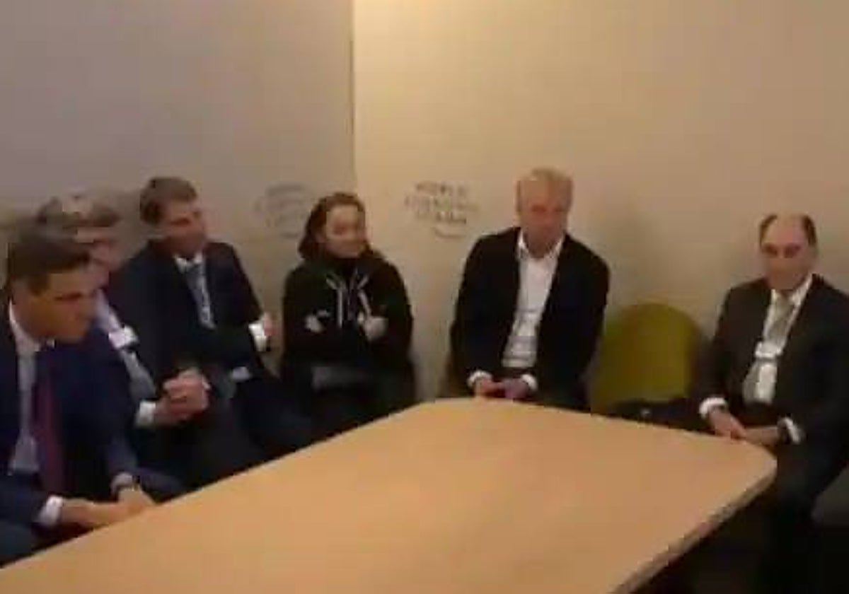 Fotograma de la reunión de Sánchez con los empresarios en Davos