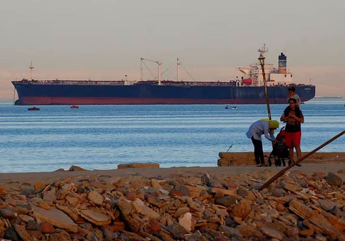 Un petrolero cruza el estrecho de Ormuz