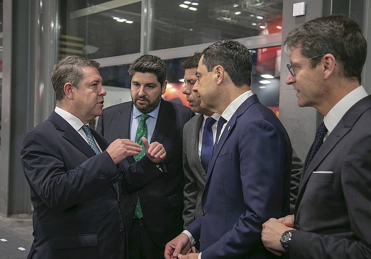 Los presidentes de la Generalitat Valenciana, Carlos Mazón (3i); Castilla-La Mancha, Emiliano García-Page (i); Andalucía, Juanma Moreno (2d); Murcia, Fernando López Miras (2i), han mantenido un encuentro informal Fitur
