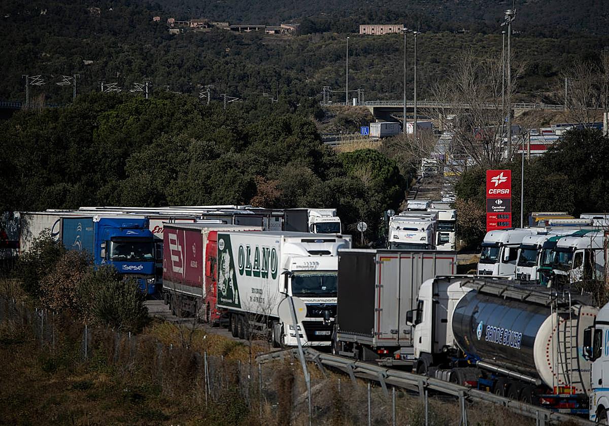 Varios camiones circulan, a 27 de enero de 2024, en La Jonquera, Girona