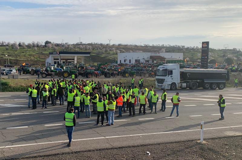 Vista del corte de carretera en la N-432, a la altura de Feria, en el sur de Badajoz