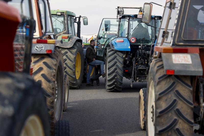 Concentración de tractores en la A4 a la altura de la altura de Los Viñedos