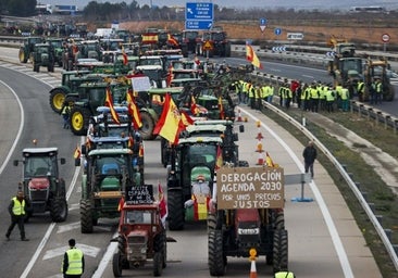 Tractores cortan carreteras por toda España: las huelgas de los agricultores, en imágenes